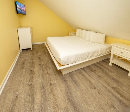 Commander Beach House Hotel - image 3