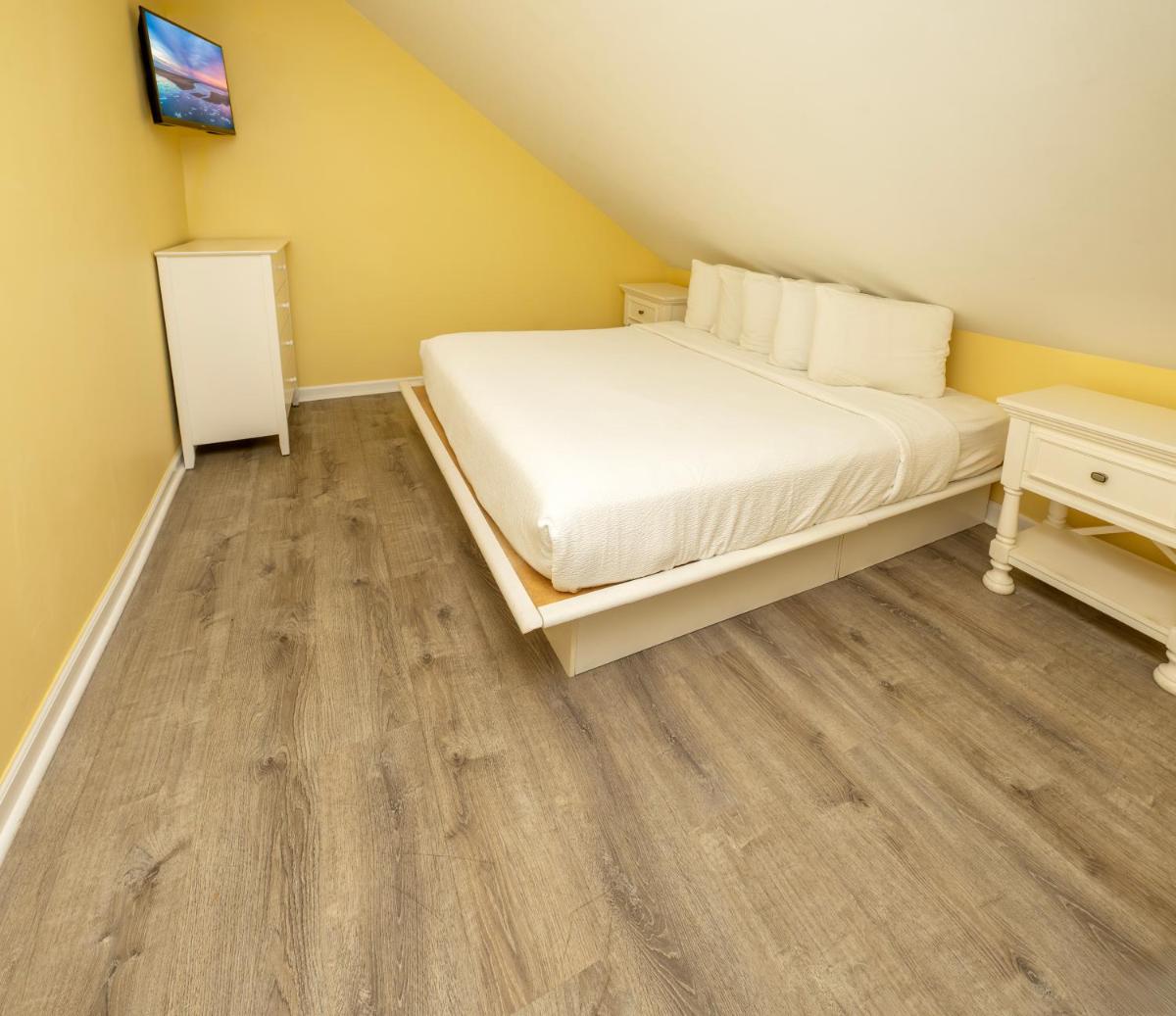 Commander Beach House Hotel - image 3