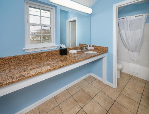 Commander Beach House Hotel - image 38