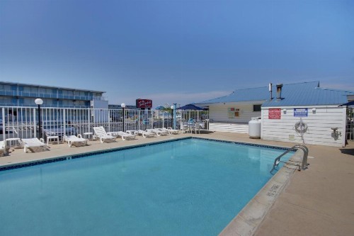 Thunderbird Beach Motel - image 3