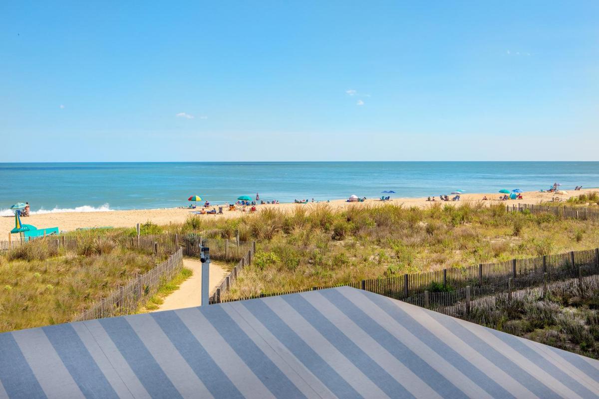 Clarion Resort Fontainebleau Hotel Oceanfront - image 2
