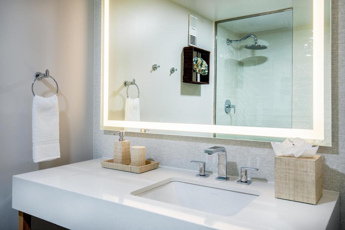 Clarion Resort Fontainebleau Hotel Oceanfront - image 6