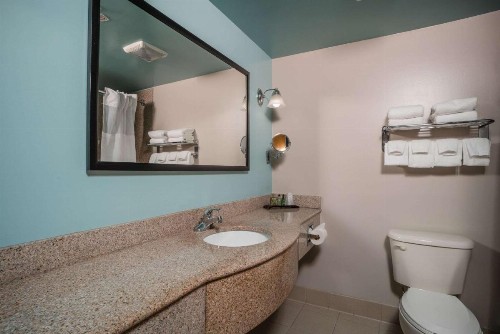 Gateway Hotel & Suites Ascend Hotel Collection - image 11