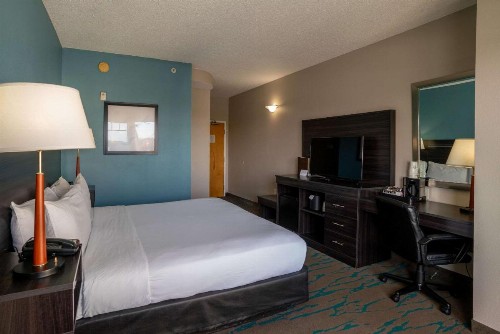 Gateway Hotel & Suites Ascend Hotel Collection - image 2