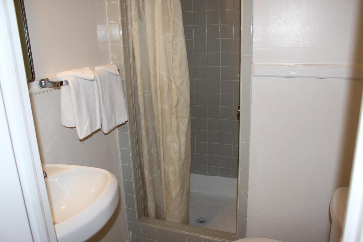 Surf Villa Hotel - image 7