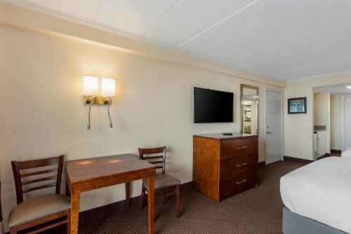 Econo Lodge Oceanfront - image 21