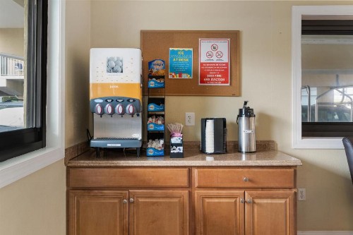 Coastal Palms Inn and Suites - image 19