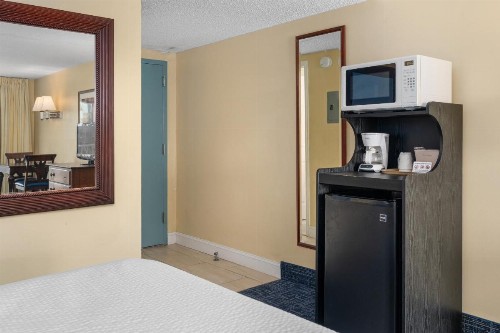 Coastal Palms Inn and Suites - image 24