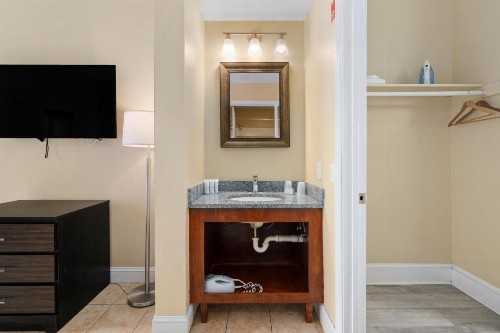 Coastal Palms Inn and Suites - image 29