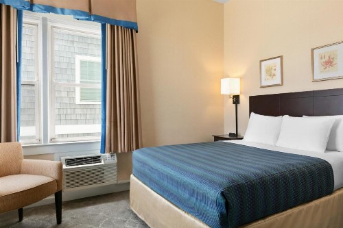 Harrison Hall Hotel - image 25
