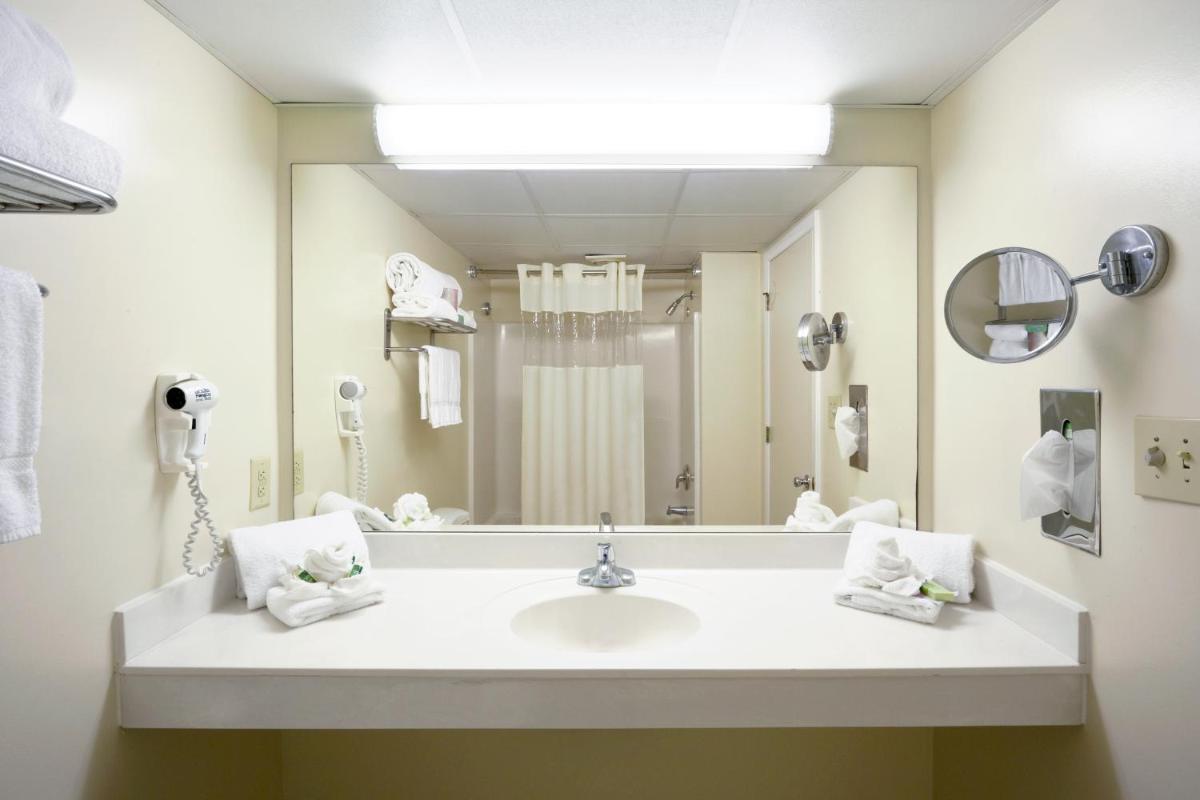Paradise Plaza Inn - image 7