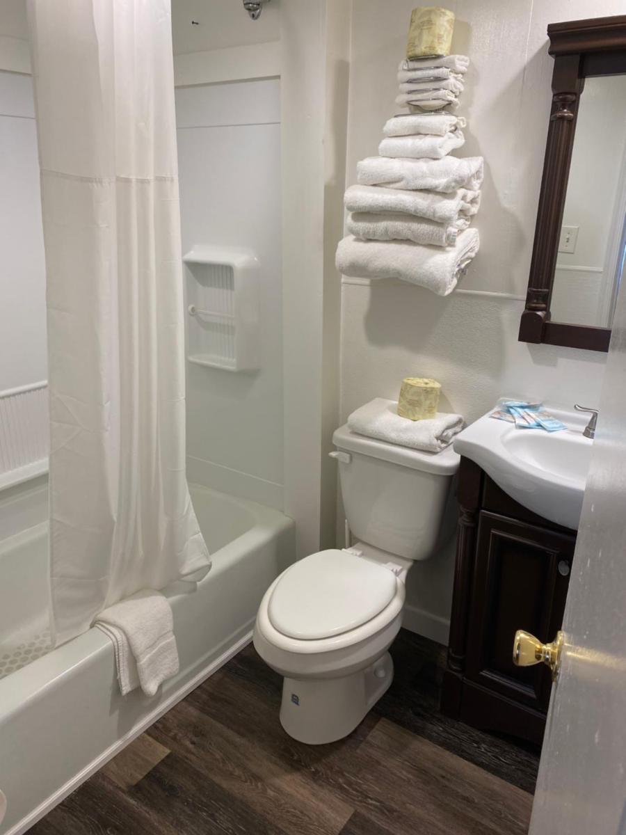 The Admiral Hotel/Motel - image 3