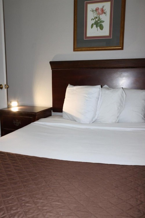 The Burgundy Inn & Homestead-Stonehaven Apartments - image 11