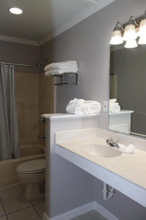 The Burgundy Inn & Homestead-Stonehaven Apartments - image 25