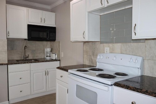 The Burgundy Inn & Homestead-Stonehaven Apartments - image 4