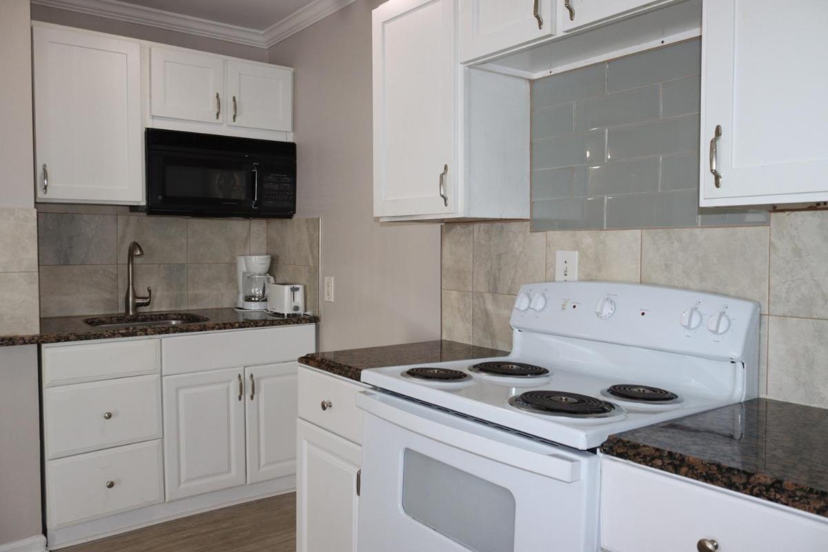 The Burgundy Inn & Homestead-Stonehaven Apartments - image 4