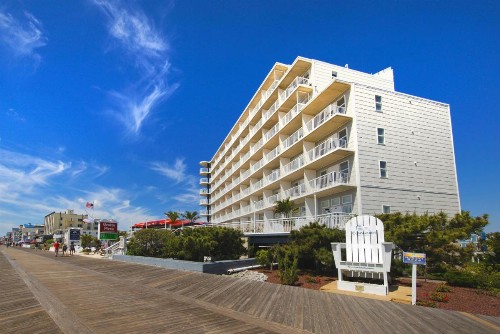 Commander Hotel & Suites - image 14