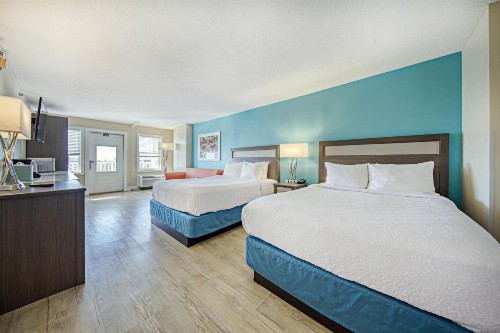 Commander Hotel & Suites - image 2
