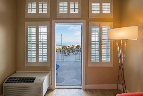 Commander Hotel & Suites - image 21