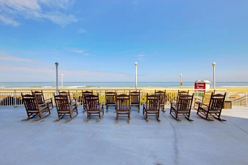 Commander Hotel & Suites - image 22