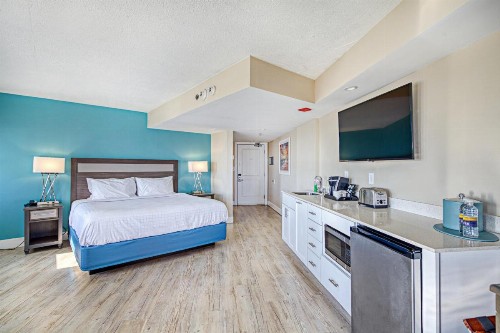 Commander Hotel & Suites - image 31