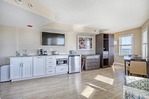 Commander Hotel & Suites - image 33