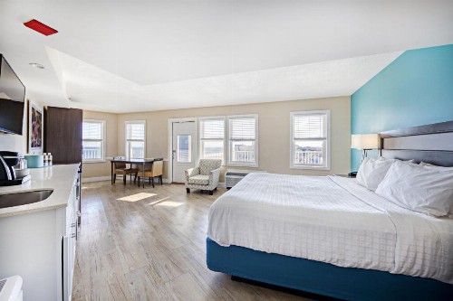 Commander Hotel & Suites - image 34