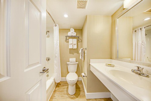 Commander Hotel & Suites - image 35