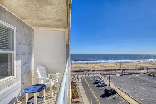 Commander Hotel & Suites - image 36