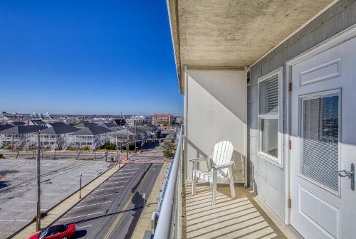 Commander Hotel & Suites - image 37
