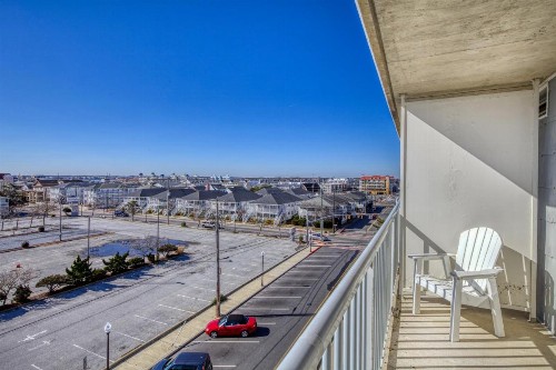 Commander Hotel & Suites - image 39