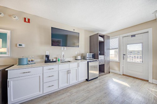 Commander Hotel & Suites - image 40