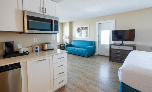 Commander Hotel & Suites - image 43