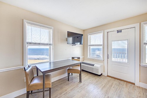 Commander Hotel & Suites - image 49