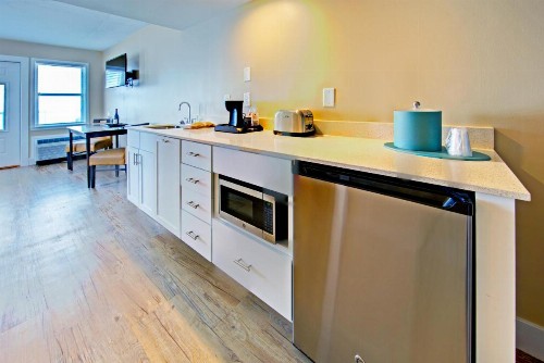 Commander Hotel & Suites - image 7