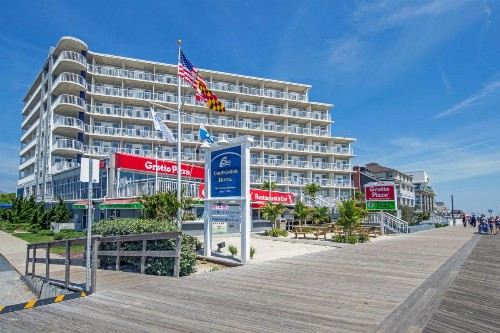 Commander Hotel & Suites - image 8