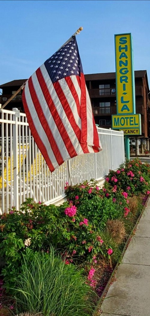 Shangri-La Motel - image 10