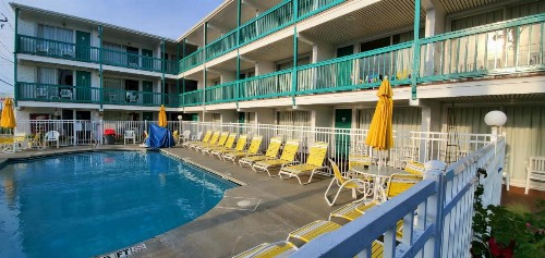 Shangri-La Motel - image 13