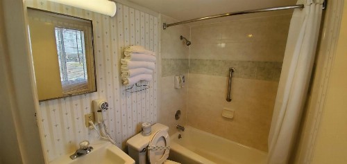 Shangri-La Motel - image 15