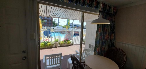 Shangri-La Motel - image 2