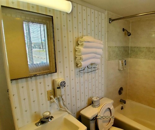 Shangri-La Motel - image 4