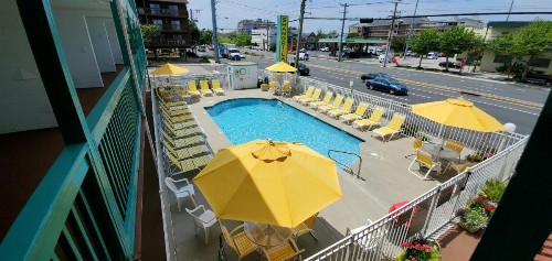 Shangri-La Motel - image 7