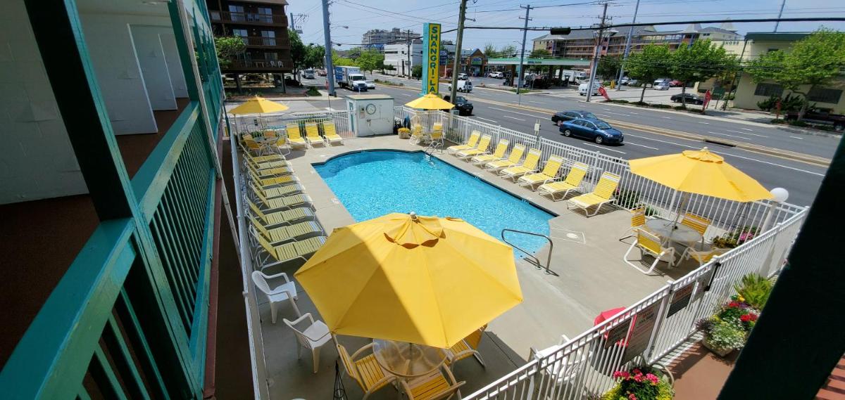 Shangri-La Motel - image 7