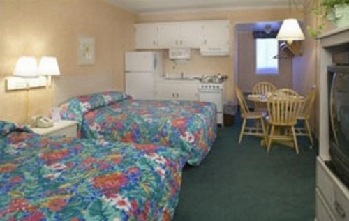 Shangri-La Motel - image 9