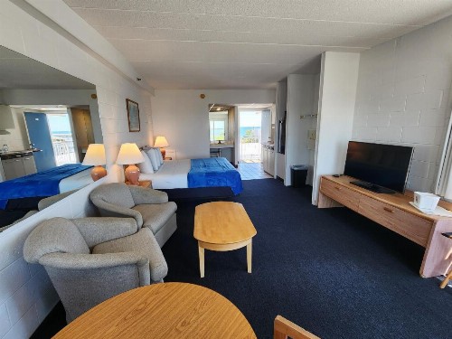Beachcomber Motel - image 2
