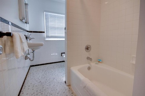 Empress Motel - image 5