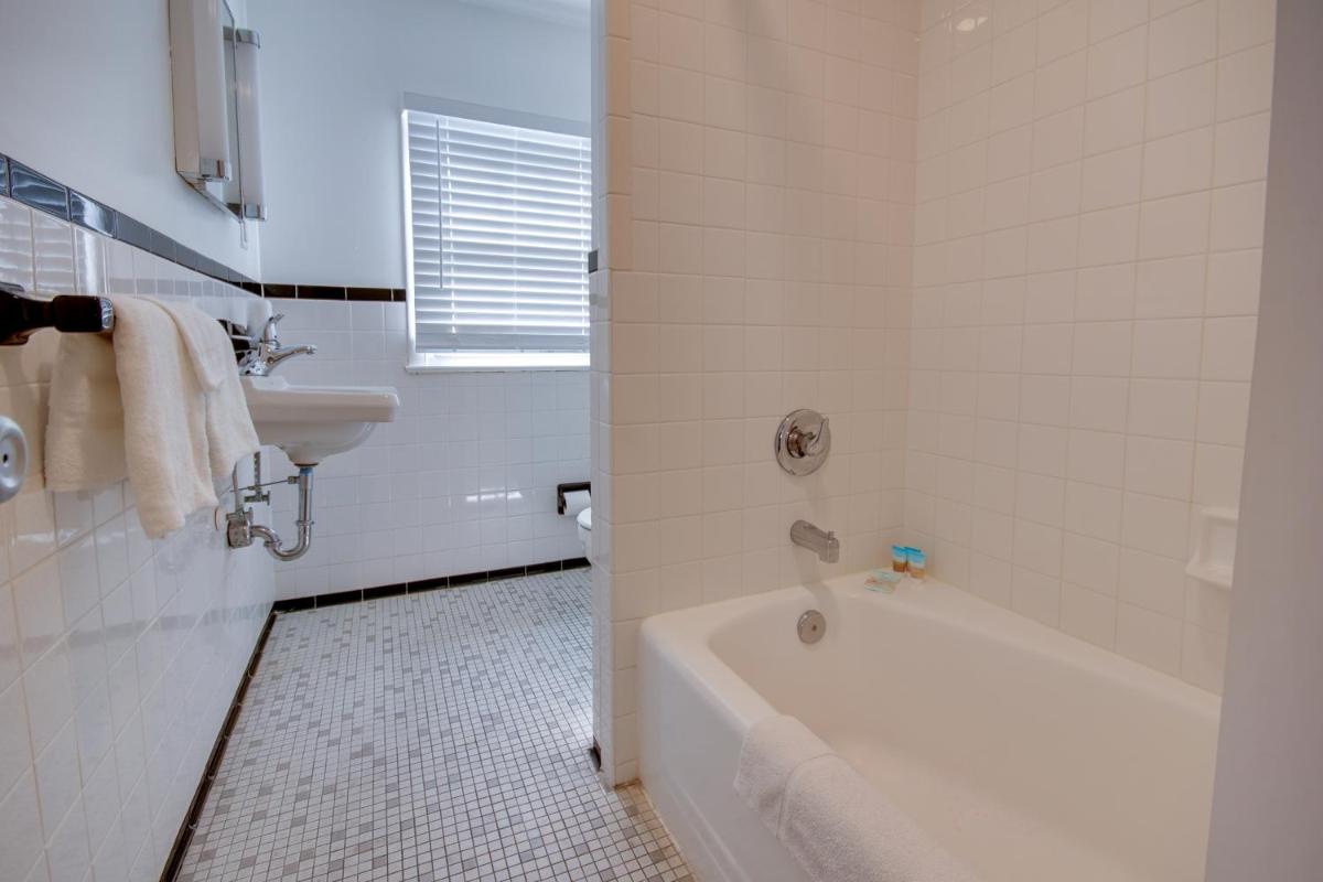 Empress Motel - image 5