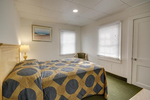 Empress Motel - image 8