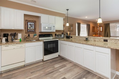Spacious Beach Block Condo - image 10