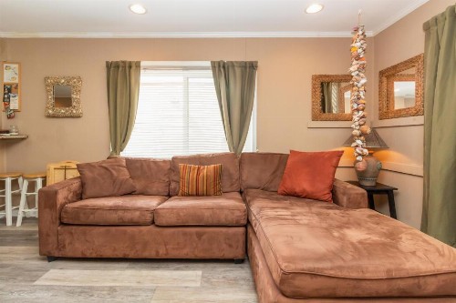 Spacious Beach Block Condo - image 11